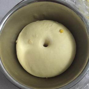 将面团滚圆，放入盆中室温进行一发，发酵至两倍大。