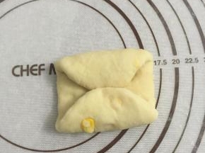 上下向中间三分之一对折。