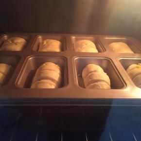 分别做好后放入烤箱，开发酵功能，烤箱内放一碗热水，发酵至两倍大。