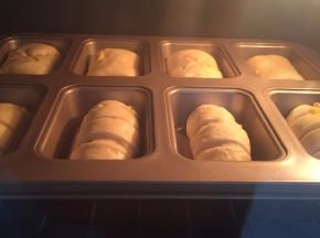 分别做好后放入烤箱，开发酵功能，烤箱内放一碗热水，发酵至两倍大。