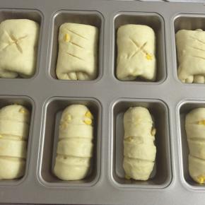 翻面放入烤盘中，用锋利刀片割出喜欢纹路。