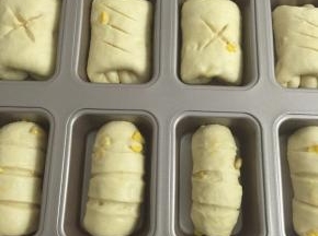 翻面放入烤盘中，用锋利刀片割出喜欢纹路。