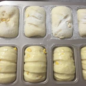 取出烤盘，表面筛上一层高粉。