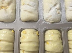 取出烤盘，表面筛上一层高粉。