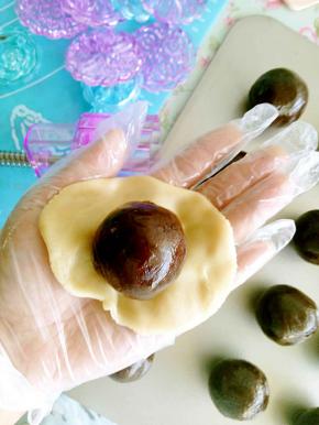 接下来我们再按照同样的方法把豆沙包进月饼皮中。