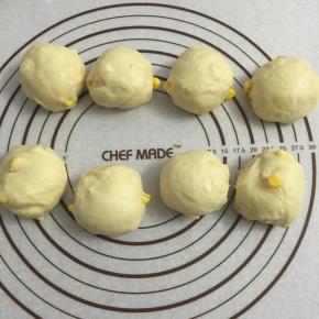 取出面团，排气后将面团平均分成8份，分别滚圆，盖上保鲜膜松弛15分钟。