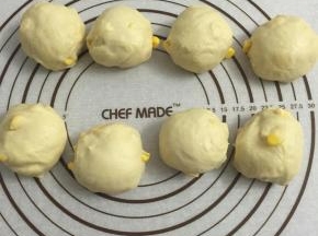 取出面团，排气后将面团平均分成8份，分别滚圆，盖上保鲜膜松弛15分钟。