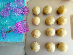 把所有的月饼团都包好后，我们就可以准备用模具来压形状了。这也是我最喜欢的步骤了。