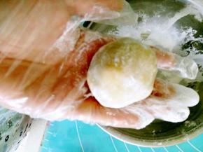 在压模之前把面团在干面粉中滚几下，这样方便脱模。