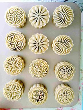 把所有的都压出形状后我们就可以在上面少喷一些水，然后入烤箱烤制了。我得烤箱是185度20分钟，入烤箱5分钟可刷一层薄薄的鸡蛋液，一定是薄薄的一层。千万不要贪心多刷哟。