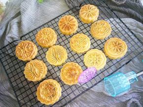 出炉后是不是很漂亮呢，刚出炉的月饼有一些偏硬，不过不要紧放一夜后就可以慢慢的回油了。