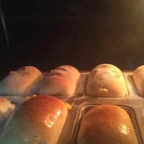 放入预热好180度烤箱烤20分钟，出炉后冷却脱模，装袋保存。