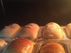 放入预热好180度烤箱烤20分钟，出炉后冷却脱模，装袋保存。