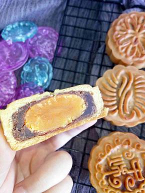 这个是放了一夜的状态，，蛋黄沙沙软软的豆沙甜甜的，再放2天回油后会更好吃，但是我家里的人比较多，真不知道回油后会剩下几个呢……