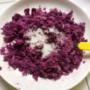 紫薯蒸熟，压泥，加入适量的糖，混合成团当馅