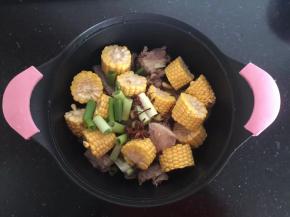 放入葱姜、八角、花椒。