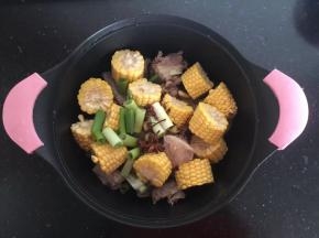 放入葱姜、八角、花椒。