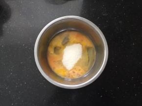 鸡蛋里面加入白糖。
