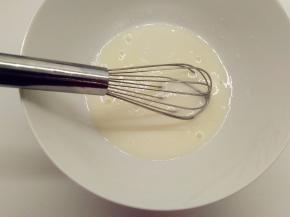 准备好原材料，蛋黄蛋白分开，分别装入干净、无水、无油的打蛋盆中。牛奶和色拉油倒入打蛋盆中，画“Z”字搅拌均匀。