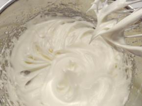 往蛋白中分3次加入糖粉，打至湿性发泡。（首先，用打蛋器低速将蛋白搅打至起鱼眼泡，加入1/3的糖粉。接着，继续用电动打蛋器高速搅打，至蛋白体积膨胀1倍，再加入1/3的糖粉。然后，继续用电动打蛋器中速搅打，稍微出现纹路，加入剩余的1/3的糖粉。最后低速搅打，直到提起打蛋器时出现鹰钩嘴即可。）