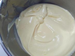 再倒回蛋白霜中，继续用橡皮刮刀用翻拌的手法拌匀，直至看不到一丝蛋白，面糊呈细腻光滑状。