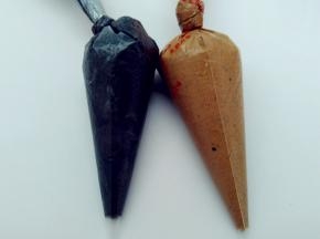 分别取出2大勺面糊，放在两个碗中，分别加入竹炭粉和可可粉，翻拌均匀，成为黑色和棕色面糊。将它们分别装进裱花袋中。