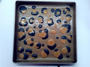 烤盘上面垫好油布，用黑色和棕色面糊画出图案，送入预热好的烤箱，上下火170℃，烤2分钟定型。