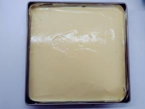 取出烤盘，将原色面糊倒入烤盘中，用刮刀稍微抹平，再震两下。