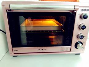 送入烤箱，上下火170℃，烤18分钟。