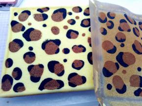 蛋糕卷出炉后从高处摔一下，震出热气。脱模的时候，烤网上垫一张油纸，将蛋糕卷直接倒扣在油纸上，记得上面要加盖油纸，防止变干。