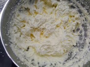 蛋糕卷冷却期间我们来做奶油馅。把全部糖粉加入淡奶油中，一起打发到裱花状态。