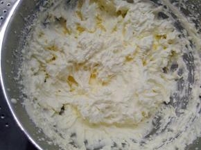 蛋糕卷冷却期间我们来做奶油馅。把全部糖粉加入淡奶油中，一起打发到裱花状态。