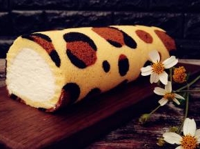 借助擀面杖将蛋糕卷起来，送入冰箱冷藏一个小时定型。