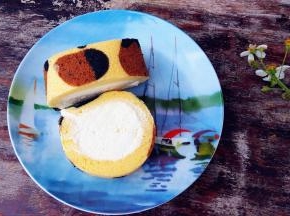 定型好的蛋糕卷切件之后就可以食用啦。