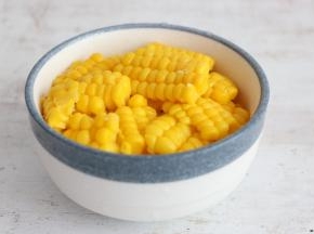 将煮好的玉米，剥下玉米颗粒。