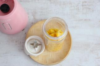 放入果汁机中。