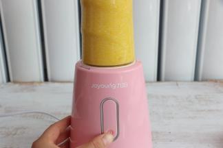 用果汁机，搅打细腻。