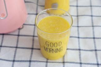 一杯香甜美味的玉米汁就做好了，是不是很简单，关键还很有营养。