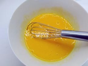 蛋黄、牛奶和色拉油倒入打蛋盆中，用手动打蛋器画“Z”字搅拌均匀。