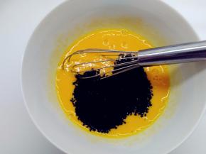 加入黑芝麻，用手动打蛋器搅拌均匀。