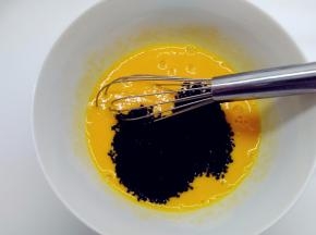 加入黑芝麻，用手动打蛋器搅拌均匀。