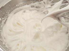 往蛋白中分3次加入糖粉，打至湿性发泡。（首先，用打蛋器低速将蛋白搅打至起鱼眼泡，加入1/3的糖粉。接着，继续用电动打蛋器高速搅打，至蛋白体积膨胀1倍，再加入1/3的糖粉。然后，继续用电动打蛋器中速搅打，稍微出现纹路，加入剩余的1/3的糖粉。最后低速搅打，直到提起打蛋器时出现鹰钩嘴即可。）