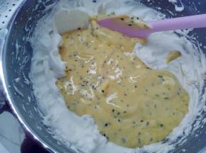 .取1/3的蛋白霜加入到蛋黄糊中，用橡皮刮刀用翻拌的手法拌匀。