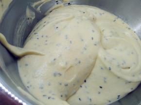 再倒回蛋白霜中，继续用橡皮刮刀用翻拌的手法拌匀，直至看不到一丝蛋白，面糊呈细腻光滑状。