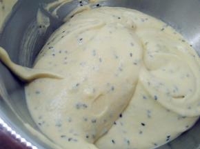 再倒回蛋白霜中，继续用橡皮刮刀用翻拌的手法拌匀，直至看不到一丝蛋白，面糊呈细腻光滑状。