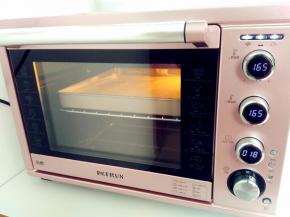 送入预热好的烤箱，上下火160℃，烤20分钟。