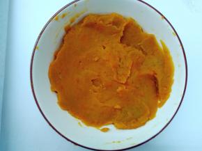 糕卷冷却期间我们来做红薯泥馅。红薯蒸熟之后去皮装入保鲜袋中，用擀面杖将它们擀成泥。之后可以根据红薯泥的甜度加入适量的糖粉，搅拌均匀即可。