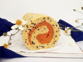 定型好的蛋糕卷切件之后就可以食用啦。