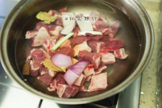 1、	牛腩切块冷水下锅煮出杂质 煮开把浮末撇干净