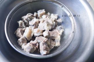 2、	牛腩沥干用热水洗干净沥干备用